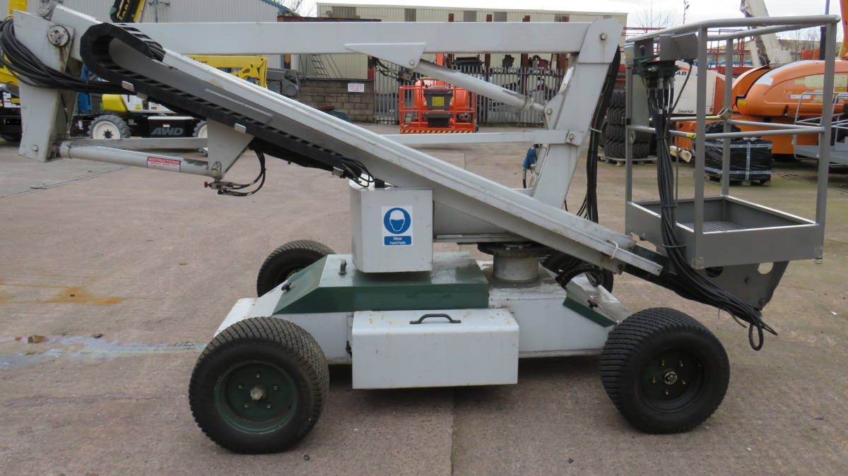 Click here to view the image of Nifty Lift HR12 DC Battery only Boom Lift 1992 at higher resolution. An image of Nifty Lift HR12 DC Battery only Boom Lift 1992 goes here.