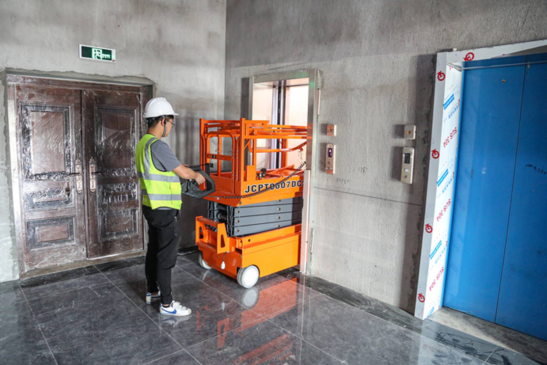Click here to view the image of Powered access platform hire in South Wales & Western England at higher resolution. An image of Powered access platform hire in South Wales & Western England goes here.